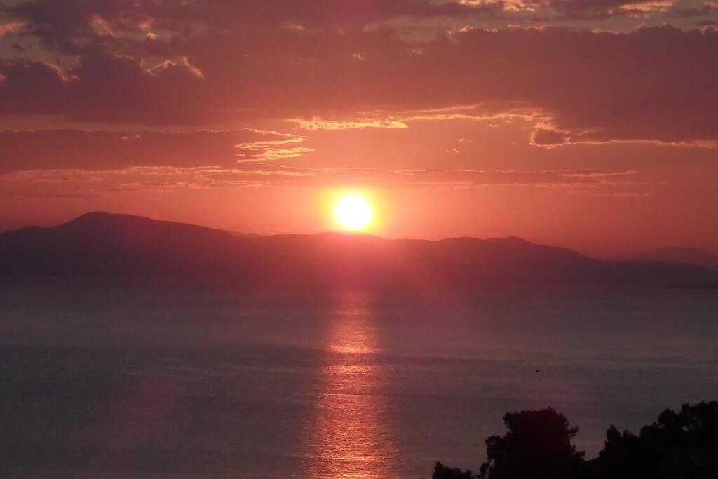 ¨Με Θέα Το Ηλιοβασίλεμα¨ Villa Áfissos Buitenkant foto